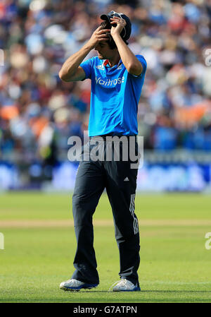 Cricket - Royal London One Day International Series - Quarta ODI - Inghilterra / India - Edgbaston. Il capitano inglese Alastair Cook lascia il campo alla fine del quarto One Day International a Edgbaston, Birmingham. Foto Stock