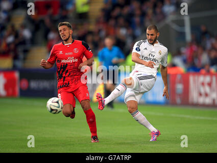 Calcio - 2014 UEFA Super Cup - Sevilla / Real Madrid - Cardiff City Stadium. Daniel Carrico di Siviglia e Karim Benzema del Real Madrid (a destra) Foto Stock