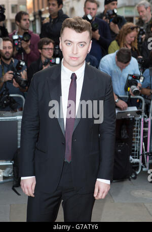 Sam Smith arriva al GQ Men of the Year Awards alla Royal Opera House di Londra. Foto Stock