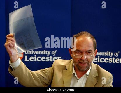 Il professor Sir Alec Jeffreys mostra una copia del primo profilo di impronta digitale del DNA nel ventesimo anniversario della tecnica rivoluzionaria che ha scoperto all'Università di Leicester. Il professor Jeffreys era in un laboratorio all'università in 1984 quando la sua ricerca infine lo ha portato alla scoperta che ogni umano ha avuto un make-up genetico unico. La tecnica ha contribuito a risolvere numerosi crimini e ha portato a enormi progressi nella ricerca medica. Foto Stock