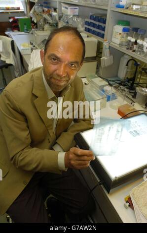 Il professor Sir Alec Jeffreys mostra una copia del primo profilo di impronta digitale del DNA nel ventesimo anniversario della tecnica rivoluzionaria che ha scoperto all'Università di Leicester. Il professor Jeffreys era in un laboratorio all'università in 1984 quando la sua ricerca infine lo ha portato alla scoperta che ogni umano ha avuto un make-up genetico unico. La tecnica ha contribuito a risolvere numerosi crimini e ha portato a enormi progressi nella ricerca medica. Foto Stock