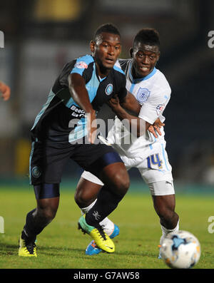 Wycombe Wanderers Aaron Pierre (a sinistra) e Coventry City's Mohamed Coulibaly battaglia per la palla durante il Johnstone's Paint Trophy match ad Adam Park, Wycombe. Foto Stock