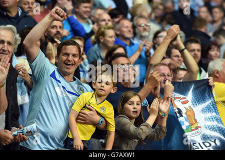 I fan di Coventry City festeggiano la vittoria su Gillingham dopo la partita Sky Bet League One alla Ricoh Arena di Coventry. Foto Stock