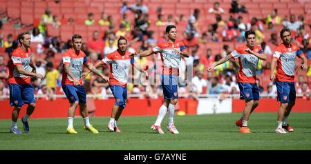 Arsenal's (da sinistra a destra) Nacho Monreal, Jack Wilshere, Santi Cazorla, Mikel Arteta, Hector Bellerin e Mathieu Flamini durante la sessione di allenamento all'Emirates Stadium di Londra. Foto Stock