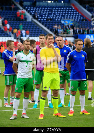 Niall McGinn (l-r) dell'Irlanda del Nord, portiere Michael McGovern e Lee Hodson dopo il fischio finale durante la partita del 16 al Parc de Princes, Parigi. PREMERE ASSOCIAZIONE foto. Data immagine: Sabato 25 giugno 2016. Vedi PA storia CALCIO Galles. Il credito fotografico dovrebbe essere: Jonathan Brady/PA Wire. Foto Stock