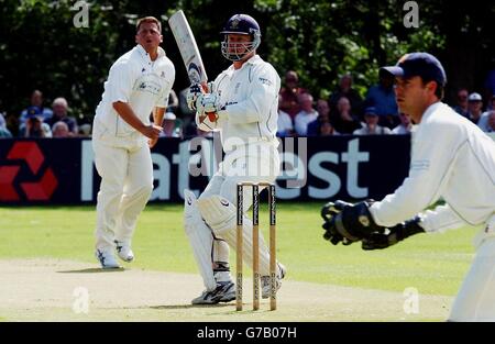 Durham battsman John Lewis ha sbaragliato Essex Bowler a sinistra di Darren Gough con James Foster, il guardiano di Essex durante la partita del Divison 2 Frizzell County Championship tra Essex e Durham al Castle Park di Colchester, Essex. Foto Stock