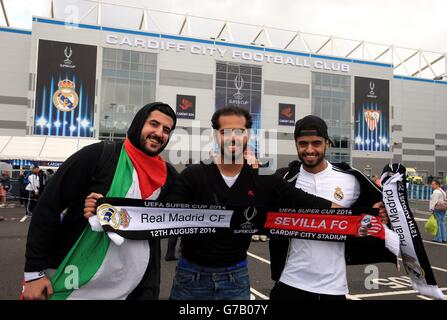 Calcio - 2014 UEFA Super Cup - Sevilla / Real Madrid - Cardiff City Stadium. I veri appassionati di Madrid fuori dallo stadio della città di Cardiff prima della finale della Coppa UEFA al Cardiff City Stadium. Foto Stock