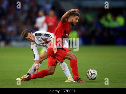 Daniel Carrico di Siviglia e Gareth Bale di Real Madrid (a sinistra) combattono per la palla durante la finale della Super Cup UEFA allo stadio della città di Cardiff. Foto Stock