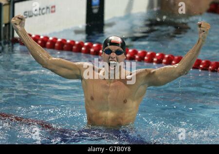 Il nuotatore olandese Pieter van den Hoogenband festeggia dopo aver vinto una medaglia d'oro nella finale maschile di 100m Freestyle presso l'Olympic Aquatic Centre di Atene, Grecia. Foto Stock