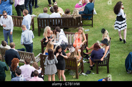 Corse di cavalli - Betfred Ladies Day - Ippodromo di Newbury. Racegoers durante il giorno delle donne di Betfred all'ippodromo di Newbury, Newbury. Foto Stock