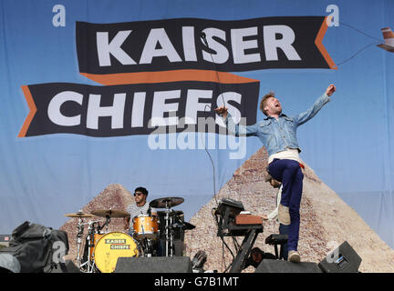 I capi Kaiser si esibiscono sul palco principale durante il primo giorno del V Festival, all'Hylands Park di Chelmsford, Essex. Foto Stock