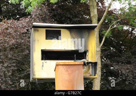 Un bruciata fotocamera velocità su strada in East Sussex villaggio di Nutley. Foto Stock