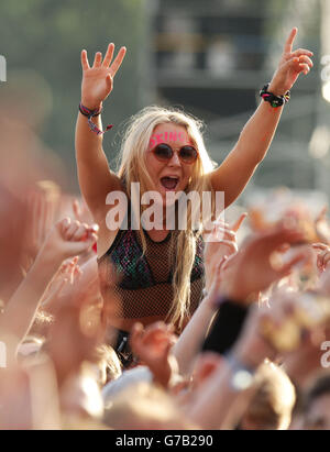 La folla che guarda l'esempio che si esibisce sul palco principale durante il primo giorno del V Festival, all'Hylands Park di Chelmsford, Essex. Foto Stock