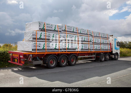 Blue Line Logistics consegna legname da costruzione piallato BSW (legno easi); trattore Volvo a reggetta con materiali da costruzione a basso carico a Kirkham, Lancashire, Regno Unito. Foto Stock