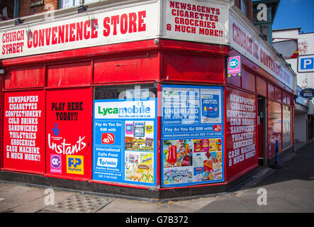 Minimarket Store, insegne per negozi indipendenti nel Regno Unito, negozio d'angolo, edicola, alimentari con finestre coperte di pubblicità Lycamobile a Blackpool, Lancashire, Regno Unito Foto Stock