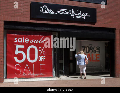 Vendita del negozio Selfridge. Vendite di negozi nel quartiere commerciale centrale di Houndshill, nella città nord-occidentale del Lancashire di Blackpool, Regno Unito Foto Stock