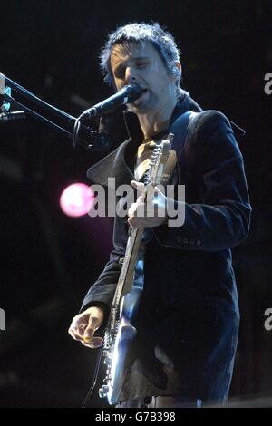 Matt Bellamy of Muse si esibisce al V Festival di Chelmsford, Essex. Foto Stock