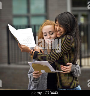 Molly Pugh-Jones, 16, a sinistra, che ha ottenuto 7 A*s, 1A e 1B, con la sua amica Julia Lee, 16, a destra, che ha ottenuto 10 A*s, celebrando i loro risultati GCSE alla scuola St Mary Redcliffe, Bristol. Foto Stock