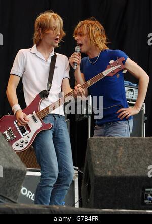 Carl Dalemo e Johnny Borrell di Razorlight si esibiscono sulla scena principale, durante il secondo giorno durante il Carling Weekend: Reading Festival. Il festival annuale di tre giorni, che si svolge contemporaneamente a Reading e Leeds, propone spettacoli dal Darkness, dalle strisce bianche, da Franz Ferdinand e dal Green Day. Foto Stock