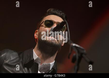 Liam Fray dei Courteeners che si esibiscono durante il secondo giorno del Leeds Festival a Bramham Park, Leeds. Foto Stock