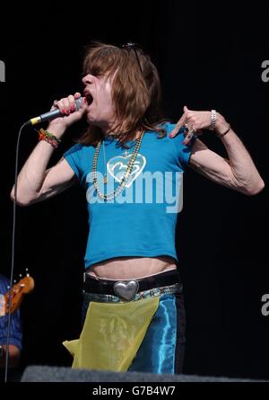 David Johansen della New York Dolls si esibisce durante il Carling Weekend: Reading Festival, a Reading. Il festival annuale della durata di tre giorni, che si svolge contemporaneamente a Reading e Leeds, propone spettacoli da The Darkness, White Stripes, Franz Ferdinand e Green Day. Foto Stock