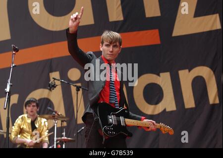 Alex Kapranos di Franz Ferdinand si esibisce sul palco principale, durante la seconda giornata del Carling Weekend : Reading Festival, a Reading. Foto Stock