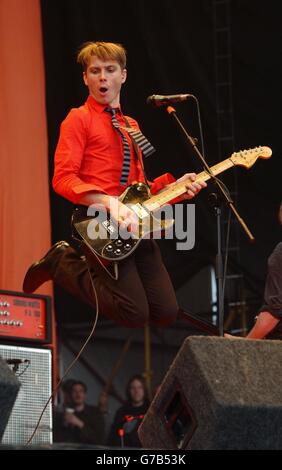 Alex Kapranos di Franz Ferdinand si esibisce sul palco principale, durante la seconda giornata del Carling Weekend : Reading Festival, a Reading. Foto Stock