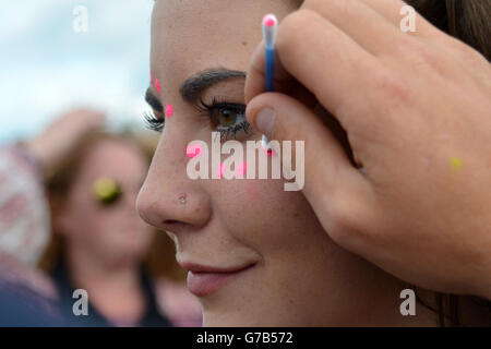 Leeds Festival 2014 - terzo giorno. Il festival Goer Romany Bryony ha il suo volto dipinto durante il terzo giorno del Leeds Festival a Bramham Park, Leeds. Foto Stock