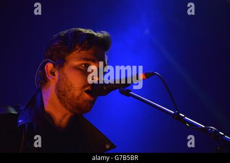 Leeds Festival 2014 - terzo giorno. Mike Kerr of Royal Blood si esibisce durante il terzo giorno del Leeds Festival a Bramham Park, Leeds. Foto Stock