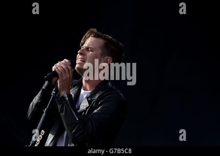 Leeds Festival 2014 - terzo giorno. Mark Foster of Foster la gente si esibisce durante il terzo giorno del Leeds Festival a Bramham Park, Leeds. Foto Stock