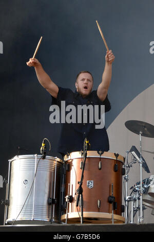 Leeds Festival 2014 - terzo giorno. DaN Reynolds dei draghi Imagine si esibisce durante il terzo giorno del Leeds Festival a Bramham Park, Leeds. Foto Stock