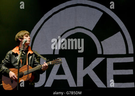 Jake Bugg si esibisce durante il terzo giorno del Leeds Festival a Bramham Park, Leeds. Foto Stock