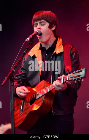 Jake Bugg si esibisce durante il terzo giorno del Leeds Festival a Bramham Park, Leeds. Foto Stock