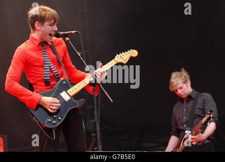 Alex Kapranos (a sinistra) e Robert Hardy di Franz Ferdinand si esibiscono sul palco principale, durante la seconda giornata del weekend di Carling: Reading Festival, a Reading. Foto Stock