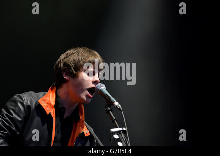 Jake Bugg si esibisce durante il terzo giorno del Leeds Festival a Bramham Park, Leeds. Foto Stock