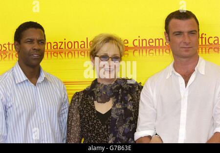 Attori di Hollywood (L-R) Denzel Washington, Meryl Streep e Liev Schreiber pongono ai fotografi durante una fotocellula per promuovere il loro nuovo film il candidato manchuriano al 61esimo Festival del Cinema di Venezia al Lido, Venezia, Italia. Foto Stock