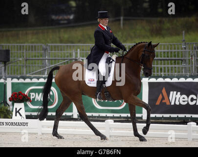 La Gran Bretagna Zara Phillips Riding High Kingdom compete nella fase di dressage della competizione di evasione durante il quinto giorno dei Giochi equestri mondiali di Alltech FEI al le pin National Stud, Normandie, Francia. Foto Stock