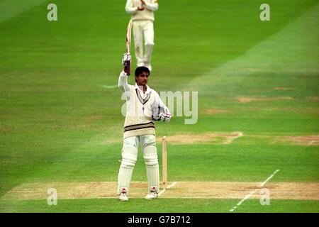 Il saurav indiano Ganguly riconosce la folla dopo aver completato il suo primo Test Century durante il gioco a Lord's. Foto Stock