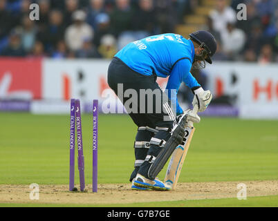 Joe Root dell'Inghilterra è stato bowled dal Kumar indiano di Bhuvneshwar batting durante il Royal London One Day International allo Stadio SWALEC di Cardiff. PREMERE ASSOCIAZIONE foto. Data foto: Mercoledì 27 agosto 2014. Vedi la storia della Pennsylvania CRICKET Inghilterra. Il credito fotografico deve essere: David Davies/PA Wire. Foto Stock