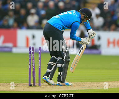 Il Joe Root dell'Inghilterra è stato battuto dalla battuta indiana Bhuvneshwar Kumar durante la Royal London One Day International allo stadio SWALEC di Cardiff. PREMERE ASSOCIAZIONE foto. Data immagine: Mercoledì 27 agosto 2014. Vedi storia della PA CRICKET England. Il credito fotografico dovrebbe essere: David Davies/PA Wire. RESTRIZIONI: L'uso è soggetto a limitazioni. . Nessun uso commerciale. Per ulteriori informazioni, chiamare il numero 44 (0)1158 447447. Foto Stock