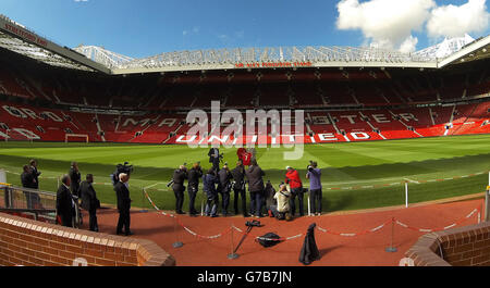 Calcio - Manchester United Photo Call - Angel di Maria svela - Old Trafford. Manchester United firma il nuovo Angel di Maria e il manager Louis van Gaal durante una telefonata a Old Trafford, Manchester. Foto Stock