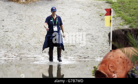 La Gran Bretagna Zara Phillips cammina lungo il corso di fondo durante il quinto giorno dei Giochi equestri mondiali di Alltech FEI a le pin National Stud, Normandie, Francia. Foto Stock