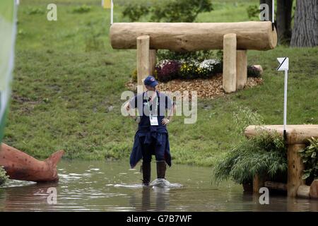 La Gran Bretagna Zara Phillips cammina lungo il corso di fondo durante il quinto giorno dei Giochi equestri mondiali di Alltech FEI a le pin National Stud, Normandie, Francia. Foto Stock