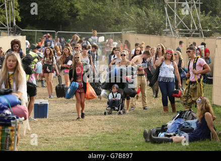 I festaioli che arrivano a Bestival 2014, si svolgono al Robin Hill Adventure Park, Isola di Wight. Foto Stock