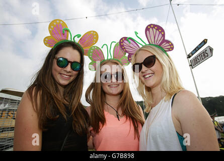 Festival Goers (da sinistra a destra) Harriet Kirk, Liv Eden e Katie Burroughs, tutti di 19 anni, da Brighton, arrivando a Bestival 2014, che si tiene al Robin Hill Adventure Park, Isola di Wight. Foto Stock