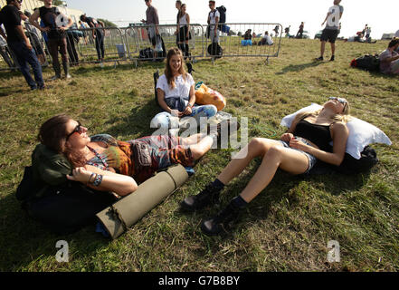 I festaioli (da sinistra a destra) Freya Rock, Alice Loveys e Tabitha Sleap, tutti di 19 anni, da Basingstoke, arrivando a Bestival 2014, che si tiene al Robin Hill Adventure Park, Isola di Wight. Foto Stock