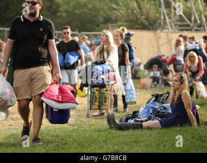 Bestival 2014 - giorno uno. Festival Goers in arrivo al Bestival 2014, tenuto al Robin Hill Adventure Park, Isola di Wight. Foto Stock