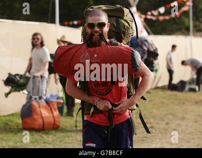 I festaioli che arrivano a Bestival 2014, si svolgono al Robin Hill Adventure Park, Isola di Wight. Foto Stock