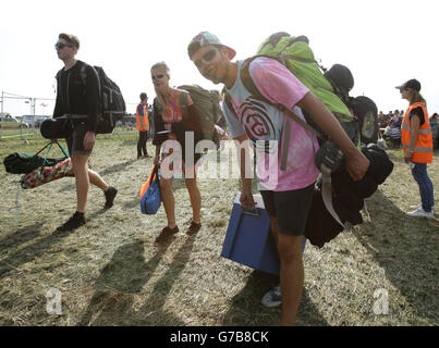 I festaioli che arrivano a Bestival 2014, si svolgono al Robin Hill Adventure Park, Isola di Wight. Foto Stock