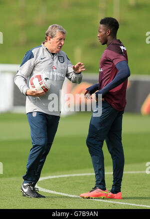 Il manager inglese Roy Hodgson dà istruzioni a Danny Welbeck durante una sessione di allenamento al St George's Park, Burton Upon Trent. PREMERE ASSOCIAZIONE foto. Data immagine: Venerdì 5 settembre 2014. Vedi PA storia CALCIO Inghilterra. Il credito fotografico dovrebbe essere: Mike EgertonPA Wire. RESTRIZIONI: L'uso è soggetto a restrizioni fa. Uso commerciale solo previo consenso scritto della fa. Nessuna modifica tranne il ritaglio. Chiamare il numero +44 (0)1158 447447 o visitare il sito Web www.paphotos.com/info/ per le restrizioni complete e ulteriori informazioni. Foto Stock